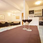 アパート Paradise トロギール